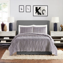 Load image into Gallery viewer, Pinnacle King Quilt Set